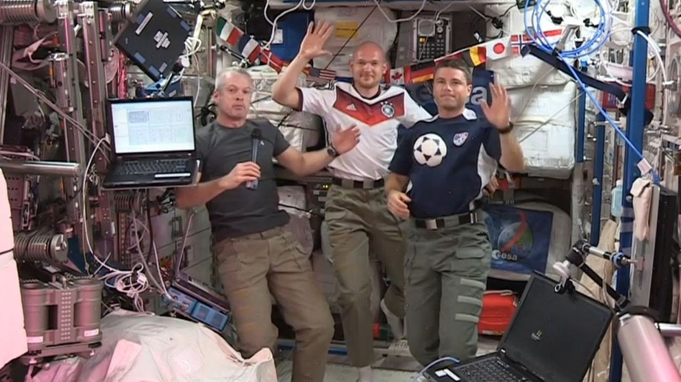 Die Astronauten Steve Swanson, Alexander Gerst und Reid Wiseman schicken zum Start der Fußball-Weltmeisterschaft ihre schwerelosen WM-Grüße. | Bild: NASA