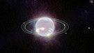 Ringe des Neptun gesehen vom James-Webb-Teleskop in einer Infrarot-Aufnahme. Darum erscheint der Planet nicht in tiefblau sondern in hell-weiß. Die Ringe sind ebenfalls nebelartig-gefärbt. | Bild: NASA, ESA, CSA, and STScI