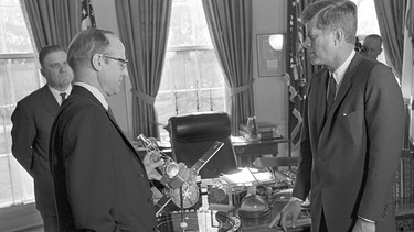 James Webb (hinten li) im Oval Office mit John F. Kennedy (re) | Bild: picture-alliance/dpa