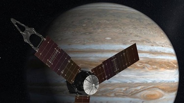 Illustration der NASA-Sonde Juno bei Jupiter, dem größten Planeten des Sonnensystems. Juno soll den riesigen Gasplaneten so nahe kommen wie keine Sonde zuvor. | Bild: NASA/JPL Caltech