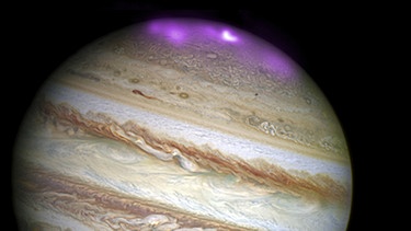 Aurora am Nordpol Jupiters am 2. Oktober 2011, aufgenommen im Röntgenbereich mit dem Chandra-Teleskop. Die Polarlichter auf Jupiter während eines Sonnensturms sind ums Hundertfache stärker als bei der Erde. | Bild: NASA