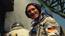 Am 17. März 1992 startete Flade für sieben Tage in den Orbit. Mit an Bord war neben seinen Kollegen noch ein weiterer Gast: Die Maus aus der "Sendung mit der Maus" begleitete die Kosmonauten mit auf ihre Mission. Ausgestattet mit einem silbernen Raumanzug schwebte sie durch die russische Raumstation Mir. Per Liveschaltung erreichte das Ereignis die Zuschauer auf der Erde. Er war vor Alexander Gerst und Matthias Maurer einer der deutschen Astronauten im Weltall. | Bild: picture-alliance/dpa