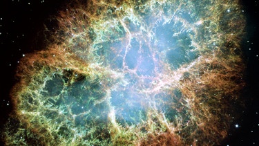 Der Krebsnebel im Sternbild Stier, aufgenommen vom Hubble-Weltraumteleskop im Jahr 2005. Der Krebsnebel ist der zarte Überrest einer Supernova, die sich im Jahr 1054 ereignete und von chinesischen und japanischen Astronomen beobachtet wurde. Bei uns ist sie auch als M1 bekannt - das erste Objekt, das Charles Messier in seinen berühmten Nebelkatalog aufnahm. In den Winternächten steht das Sternbild Stier hoch am Sternenhimmel, so dass der Krebsnebel gut zu beobachten ist. | Bild: NASA, ESA and Allison Loll/Jeff Hester (Arizona State University), Davide De Martin (ESA/Hubble)