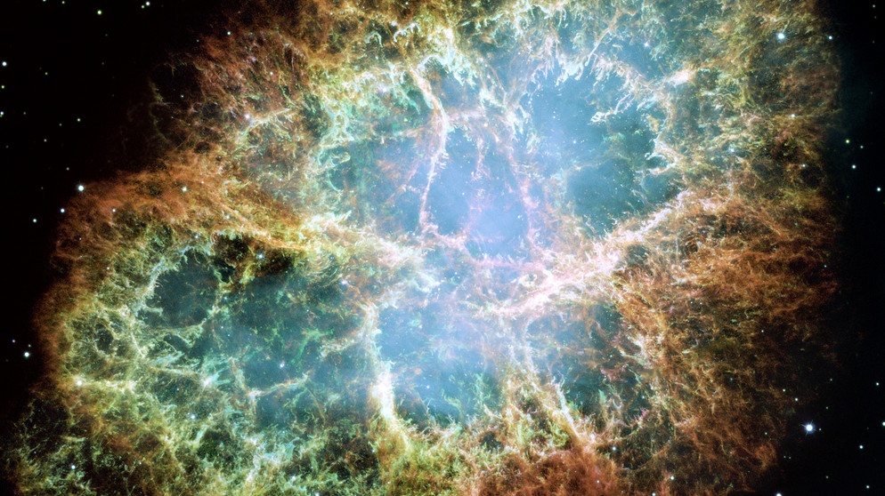 Der Krebsnebel im Sternbild Stier ist der zarte Überrest einer Supernova, die sich im Jahr 1054 ereignete und von chinesischen Astronomen beobachtet wurde. Bei uns ist sie auch als M1 bekannt - das erste Objekt, das Charles Messier in seinen berühmten Nebelkatalog aufnahm. In den Winternächten steht das Sternbild Stier hoch am Sternenhimmel, so dass der Krebsnebel gut zu beobachten ist. | Bild: NASA
