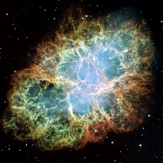 Der Krebsnebel im Sternbild Stier, aufgenommen vom Hubble-Weltraumteleskop im Jahr 2005. Der Krebsnebel ist der zarte Überrest einer Supernova, die sich im Jahr 1054 ereignete und von chinesischen und japanischen Astronomen beobachtet wurde. Bei uns ist sie auch als M1 bekannt - das erste Objekt, das Charles Messier in seinen berühmten Nebelkatalog aufnahm. In den Winternächten steht das Sternbild Stier hoch am Sternenhimmel, so dass der Krebsnebel gut zu beobachten ist. | Bild: NASA, ESA and Allison Loll/Jeff Hester (Arizona State University), Davide De Martin (ESA/Hubble)