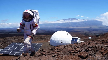 Auf einem undatierten Handout ist die Wissenschaftlerin Christiane Heinicke bei einer simulierte Marsmission auf Hawaii zu sehen.  | Bild: picture alliance / dpa | Carmel Johnston