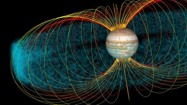 Illustration von Jupiters Magnetfeld. Jupiter hat das stärkste Magnetfeld im Sonnensystem (von der Sonne abgesehen). Verursacht wird es vermutlich durch das Zusammenspiel des metallischen Wasserstoffs im Inneren des Gasplaneten zusammen mit seiner schnellen Eigenrotation. | Bild: NASA/JPL Caltech