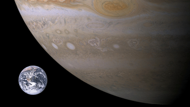 Jupiter im Größenvergleich zur Erde. Jupiter ist der größte Planet im Sonnensystem. Sein Durchmesser mit knapp 143.000 Kilometern übertrifft den der Erde um mehr als das Elffache. | Bild: NASA