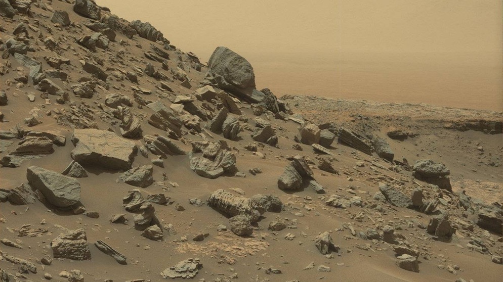 Hang am Mount Sharp. Curiosity, der Mars-Rover der NASA, soll den Berg erforschen. | Bild: NASA/JPL-Caltech/MSSS