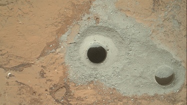 Curiositys erstes Bohrloch auf dem Mars. Der Mars-Rover untersucht den Roten Planeten. | Bild: NASA/JPL-Caltech/MSSS