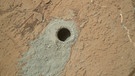 Bohrloch von Curiosity, dem Mars-Rover der NASA, am Stein "Cumberland" | Bild: SA/JPL-Caltech/MSSS