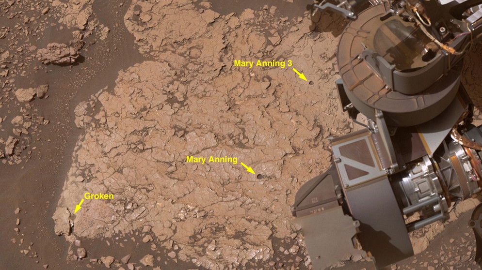 Curiosity übt sich aber nicht allein im Bergsteigen und Fotografieren von Panoramen, der Mars-Rover forscht auch genauer: Hier sind drei Bohrlöcher zu sehen, die er im Oktober 2020 in den Marsboden bohrte. | Bild: NASA/JPL-Caltech