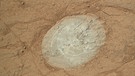 Curiosity, der Mars-Rover der NASA, hat den Stein "Ekwir_1" geputzt | Bild: picture-alliance/dpa