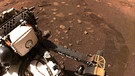 Der Rover «Perseverance» der NASA fährt über den Planeten Mars.   | Bild: dpa-Bildfunk/Nasa