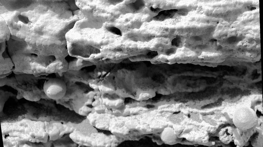 Die liebevoll als "Blaubeermuffin" bezeichneten Strukturen in einer Detailaufnahme eines Felsens namens Last Chance. Die Aufnahme stammt von Opportunity, dem Mars-Rover der NASA. | Bild: NASA