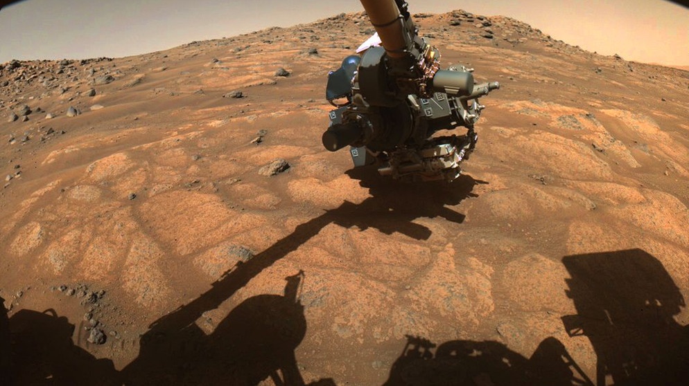Der Mars-Rover Perseverance erkundet mit seinem Roboterarm den Felsboden im Jerezo Krater auf der Suche nach der geeigneten Bodenprobe. Aufnahme vom 10. Juli 2021  | Bild: NASA/JPL-Caltech