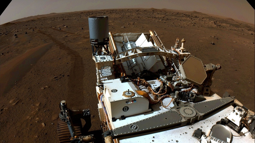 Am 1. Juli 2021 blickt der Mars-Rover Perseverance stolz zurück: über 100 Meter hat er an diesem Tag zurückgelegt.  | Bild: NASA/JPL-Caltech