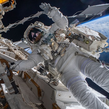 23. März 2022: Matthias Maurer auf seinem ersten Außenbordeinsatz auf der ISS. | Bild: NASA/ZUMA Press Wire Service/ZUMAPRESS.com