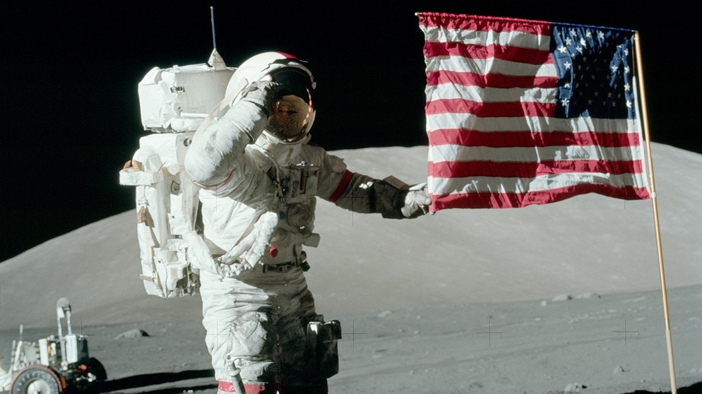 Der Astronaut der Apollo 17 Mission Eugene Cernan salutiert der amerikanischen Flagge auf dem Mond.  | Bild: NASA 