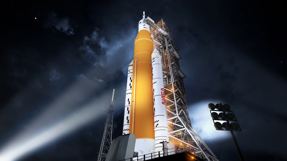 Mit der Trägerrakete SLS ("Space Launch System") will die NASA erstmals seit der Mondrakete Saturn V Menschen über den niedrigen Erdorbit hinaus befördern.  | Bild: NASA/MSFC