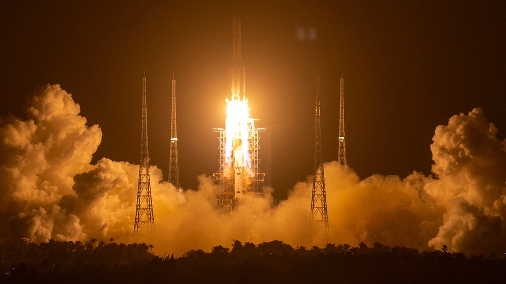 Eine chinesische Rakete des Typs Langer Marsch 5 hebt ab: An Bord ist die Mondsonde Chang'e 5, die auf dem Mond erstmals seit Jahrzehnten Mondgestein sammelte und zurück zur Erde brachte.  | Bild: picture alliance / ASSOCIATED PRESS | Mark Schiefelbein