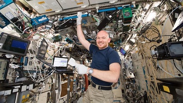 Alexander Gerst reinigt die ISS | Bild: ESA/NASA 