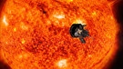 Künstlerische Darstellung der Raumsonde Parker Solar Probe auf ihrem Weg zur Sonne. Erste Ergebnisse der Sonnenmission sind bekannt. Die Sonnensonde kommt der Sonne so nah wie noch nie und liefert neue Erkenntnisse über unseren Stern. | Bild: NASA/Johns Hopkins APL