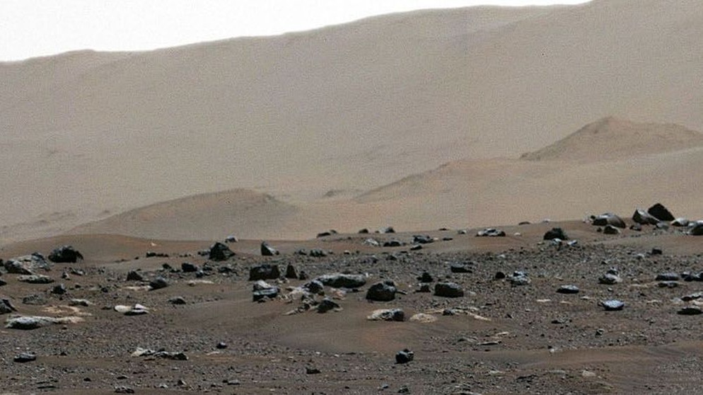 Ausschnitt der ersten Panoramaaufnahme von Perseverance auf dem Mars. Die Fotos, die Perseverance mit den beiden Mastcam-Z-Kameras vom Mars macht, sind extem hoch aufgelöst. Der NASA-Rover ist im Jerezo-Krater gelandet, um Bodenmaterial des Mars zu untersuchen. | Bild: NASA/JPL-Caltech/MSSS/ASU