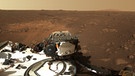 Das erste 360-Grad-Panorama von Perseverance auf dem Mars. Die Fotos, die Perseverance mit den beiden Mastcam-Z-Kameras vom Mars macht, sind extem hoch aufgelöst. Der NASA-Rover ist im Jerezo-Krater gelandet, um Bodenmaterial des Mars zu untersuchen. | Bild: NASA/JPL-Caltech/MSSS/ASU
