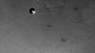 Der Mars-Rover Perseverance ist im Februar 2021 selbst auf dem Mars gelandet, in einer Aktion, die die US-Weltraumagentur NASA auch als die "sieben Minuten des Schreckens" bezeichnet, da sie in das eigentliche Landemanöver nicht eingreifen kann. Doch es ging alles gut. Perseverance ist mit einer Vielzahl an Kameras ausgerüstet, die bereits während der Landung Bilder und selbst Videos anfertigten. Dieses Bild, aufgenommen vom Rover gegen Ende der Landung, zeigt den losgelösten Hitzeschild. Der Hitzeschild fällt auf die Marsoberfläche. Perseverance selbst legte eine sanfte Landung in sicherer Entfernung hin.  | Bild: NASA/JPL-Caltech/MSSS
