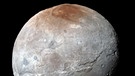 Pluto-Mond Charon Auffallend ist nicht nur die rötliche Polarregion im Norden von Pluto-Mond Charon. Quer über Charon zieht sich ein rund 1.600 Meter langer und bis zu neun Kilometer tiefer Canyon. | Bild: NASA/JHUAPL/SwRI
