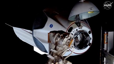 Die Raumkapsel Crew Dragon der Firma SpaceX dockte mit zwei Astronauten an Bord an der ISS an | Bild: picture alliance/newscom/Nasa