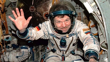 Reinhold Ewald beim Training für seine MIR-Mission 1997. Er war der erste deutsche Astronaut/Kosmonaut auf der russischen Raumstation MIR und einer der deutschen Astronauten, die schon vor Alexander Gerst in den Weltraum geflogen sind. | Bild: DLR
