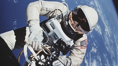 Astronaut Edward White beim ersten amerikanischen Spaziergang im All am 3. Juni 1965 | Bild: picture alliance/akg-images
