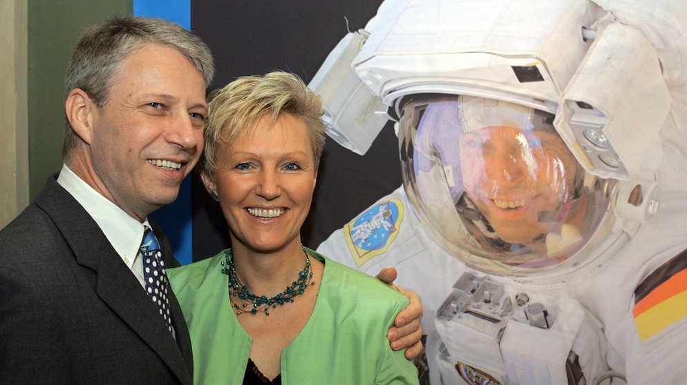 Thomas Reiter hält seine Frau Consuela im Arm kurz nach seinem Aufenthalt auf der ISS. | Bild: picture-alliance/dpa