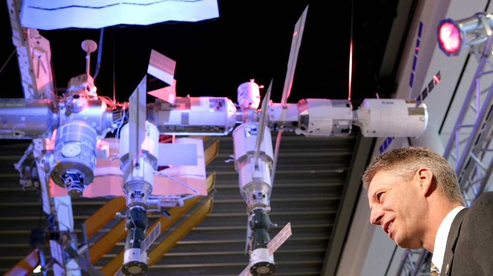 Thomas Reiter mit Modell der Internationalen Raumstation  | Bild: picture-alliance/dpa