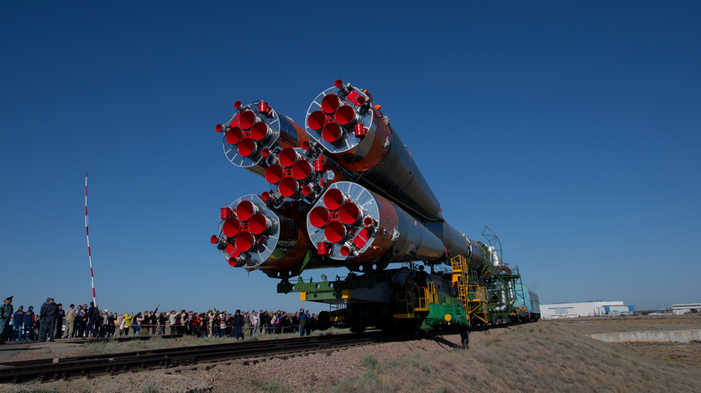 Rollout der Sojus-Rakete MS-09 zur Startrampe am 4. Juni 2018. Die russische Rakete soll Alexander Gerst und die beiden anderen Astronauten am 6. Juni zur Internationalen Raumstation ISS bringen | Bild: ESA/S. Corvaja