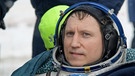 Der russische Kosmonaut Sergej Prokopjew am 20. Dezember 2018 nach der Landung in Kasachstan. Der Kommandant der Sojus-Raumkapsel wurde als Erster aus der Sojuskapsel gezogen. Nach sechseinhalb Monaten im All ist der deutsche Astronaut Gerst sicher auf der Erde gelandet.  | Bild: dpa-Bildfunk/Bill Ingalls