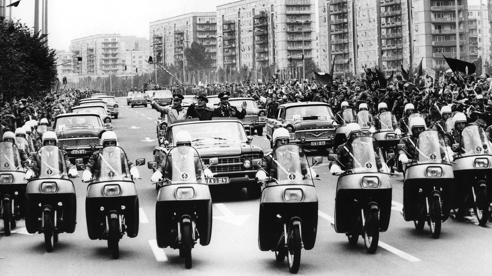 Parade am 21. September 1978 in Ost-Berlin für die beiden Kosmonauten Sigmund Jähn und Valerij Bykowski. Knapp einen Monat zuvor war Sigmund Jähn als erster Deutscher ins All gestartet. | Bild: picture-alliance/dpa
