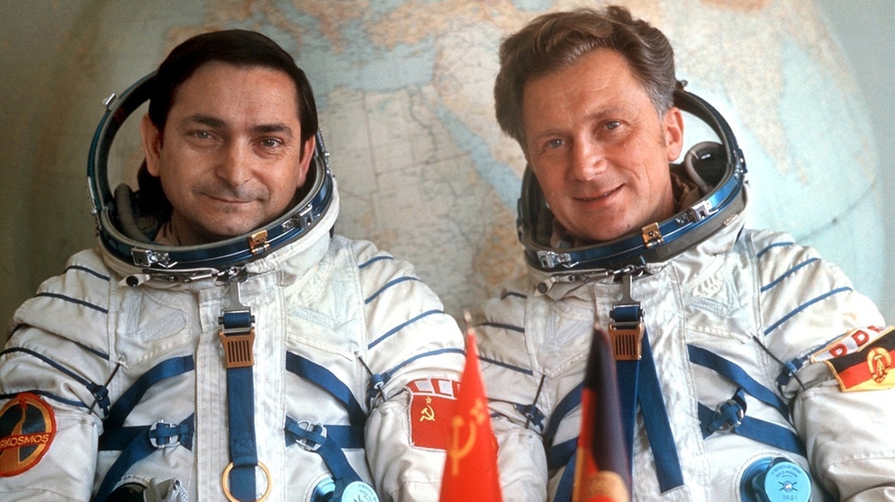 Sigmund Jähn mit seinem Kosmonauten-Kollegen Valerij Bykowski (links). | Bild: picture-alliance/dpa