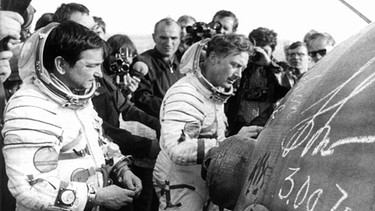 3. September 1978: Nach seinem Flug ins All landet der Kosmonaut Sigmund Jähn wieder sicher auf der Erde. | Bild: picture-alliance/dpa