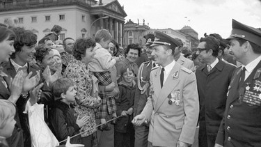 DDR-Bürger feiern den Kosmonauten Sigmund Jähn nach seinem Flug ins Weltall. | Bild: picture-alliance/dpa