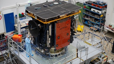 Der Solar Orbiter bei Vorbereitungen für einen Rütteltest im Februar 2019 in Ottobrunn bei München. | Bild: ESA - S. Corvaja