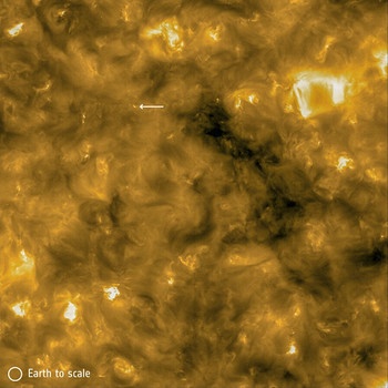Als "Lagerfeuer" bezeichnete Mini-Eruption in der Sonnenkorona, mit einem Pfeil markiert, die Solar Orbiter fotografiert hat. Links unten die Erde zum Vergleich. | Bild: ESA