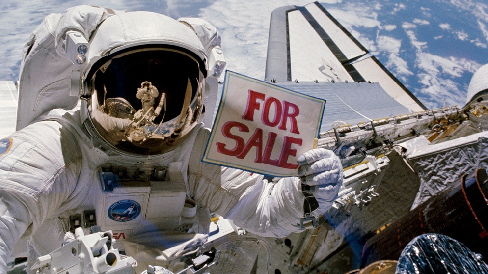 Astronaut Gardner witzelt beim zweiten Flug des Space Shuttles Discovery im November 1984 herum und zeigt ein Schild "zu verkaufen" beim Außeneinsatz in die Kamera. | Bild: NASA