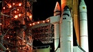 Das Weltraumteleskop Chandra wird auf das Space Shuttle Columbia verladen | Bild: NASA