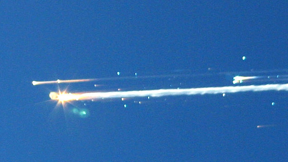 Beim Eintritt in die Erdatmosphäre zerbirst das Space Shuttle Columbia. | Bild: picture-alliance/dpa
