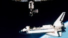 Space Shuttle Atlantis an der sowjetischen Weltraumstation MIR. | Bild: NASA