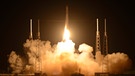 Am 22. Mai 2012 fand der Jungfernflug des Drachens zur Internationalen Raumstation statt. Elon Musks Firma SpaceX hat die Dragon-Raumkapsel entwickelt. Sie übernimmt als Ersatz für die Space Shuttles die Transportflüge zur ISS. | Bild: picture-alliance/dpa