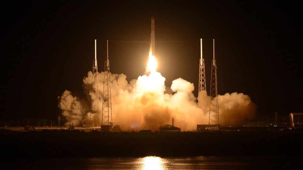 Am 22. Mai 2012 fand der Jungfernflug des Drachens zur Internationalen Raumstation statt. Elon Musks Firma SpaceX hat die Dragon-Raumkapsel entwickelt. Sie übernimmt als Ersatz für die Space Shuttles die Transportflüge zur ISS. | Bild: picture-alliance/dpa